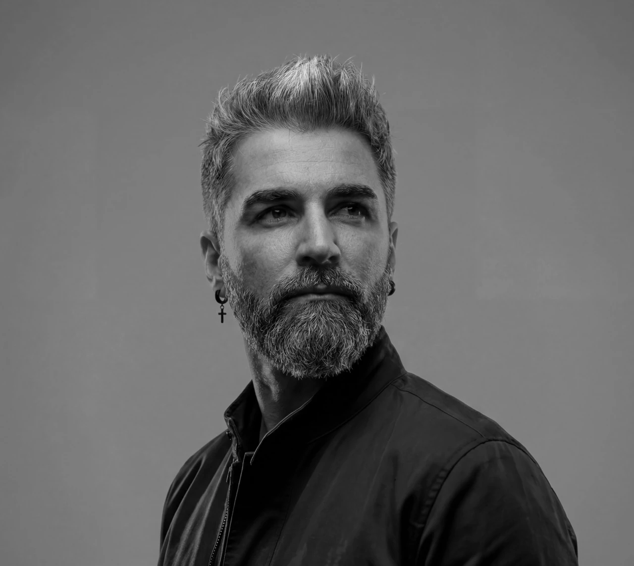 Marc, photographe et vidéaste derrière Chroma Mariage, portrait en noir et blanc