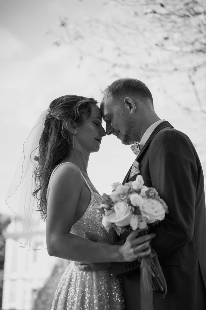 Les mariés se retrouvent, portrait en noir et blanc