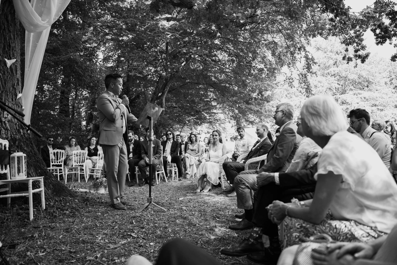 Cérémonie de mariage en plein air photographiée en noir et blanc