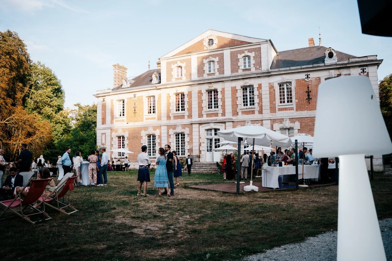 Les invités réunis devant un château aux façades roses