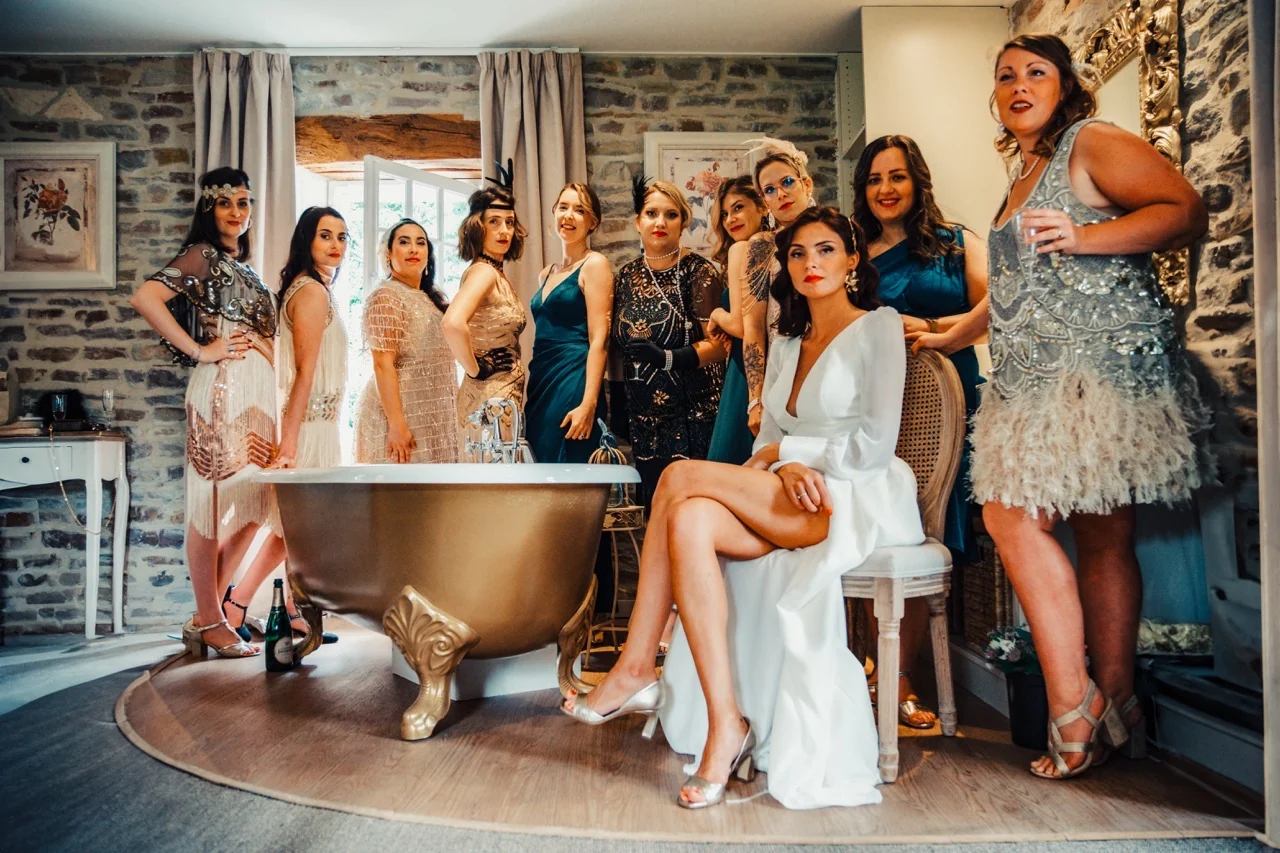 La mariée entourée de ses proches pendant les préparatifs