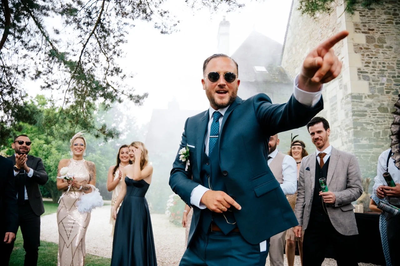Un invité et les mariés pendant une célébration joyeuse