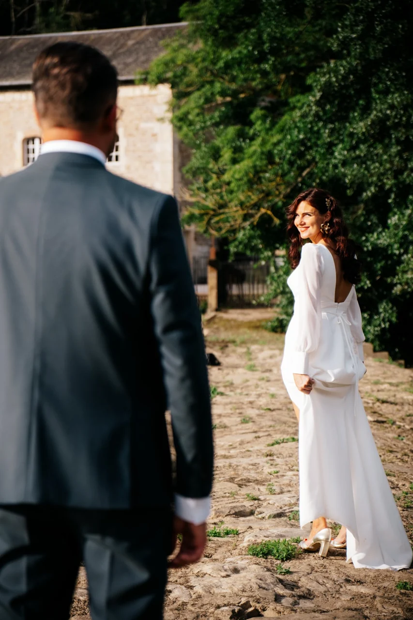 Le premier regard du marié vers la mariée