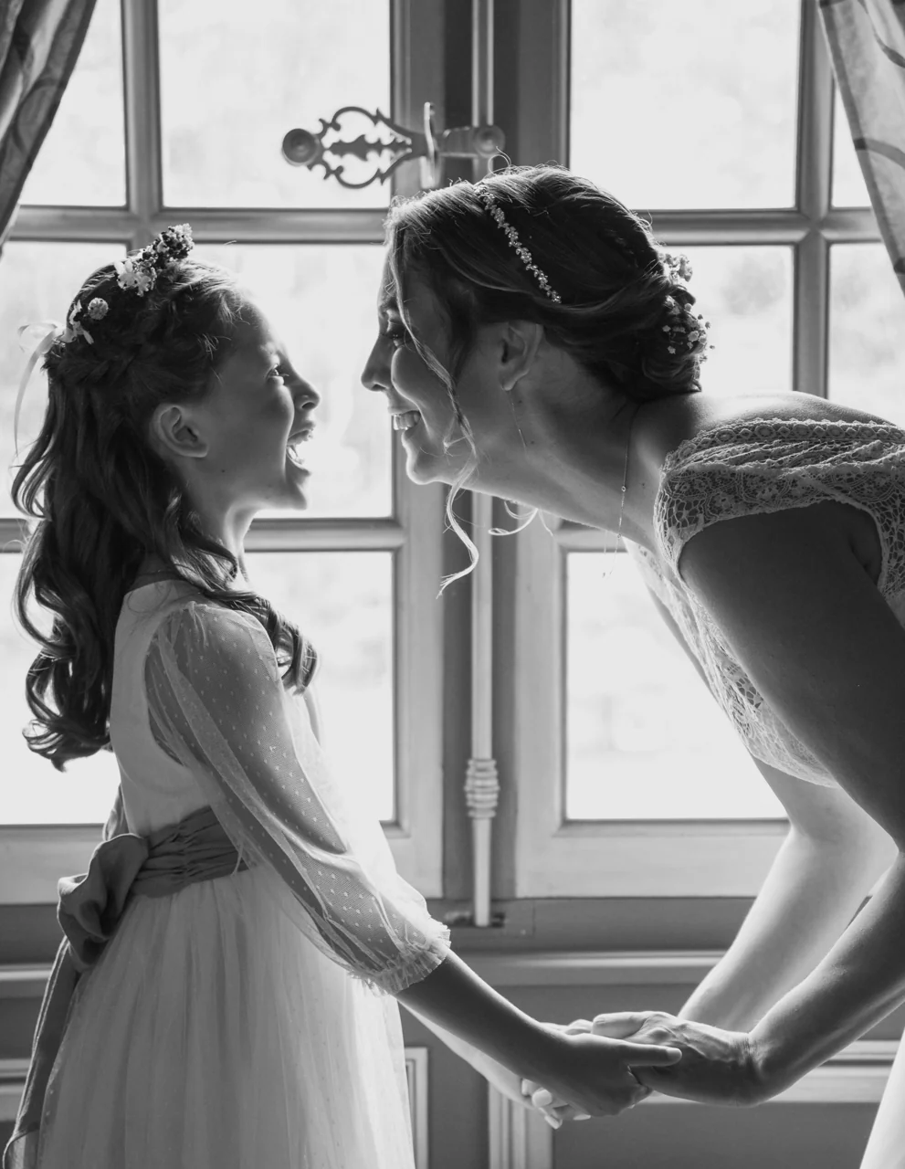 Deux petites filles pendant les préparatifs du mariage