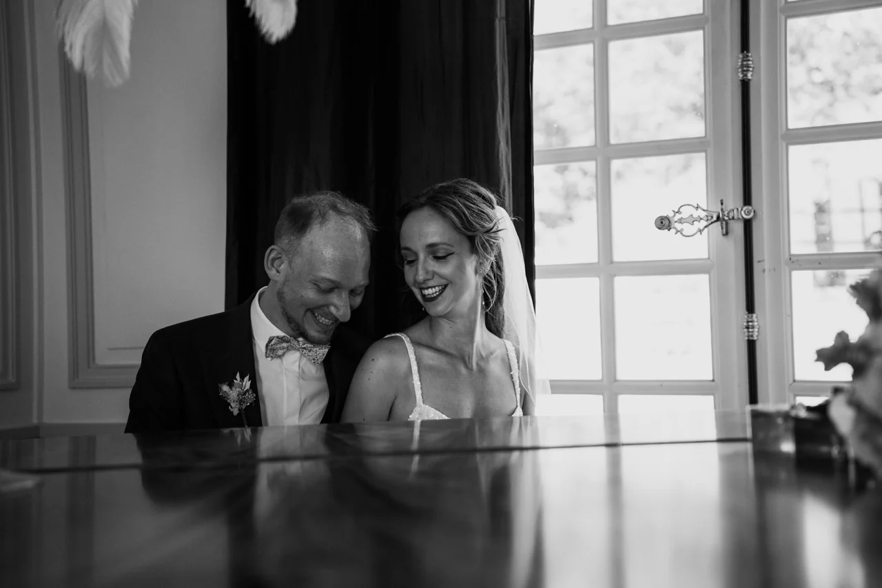 Les mariés dans une pièce lumineuse, photographiés en noir et blanc