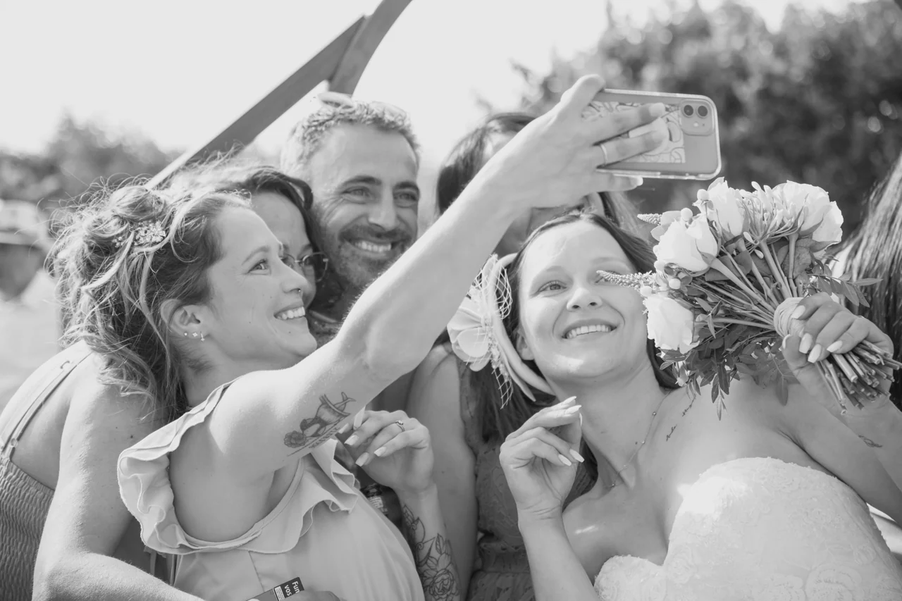 Les mariés et leurs proches partagent un moment de joie