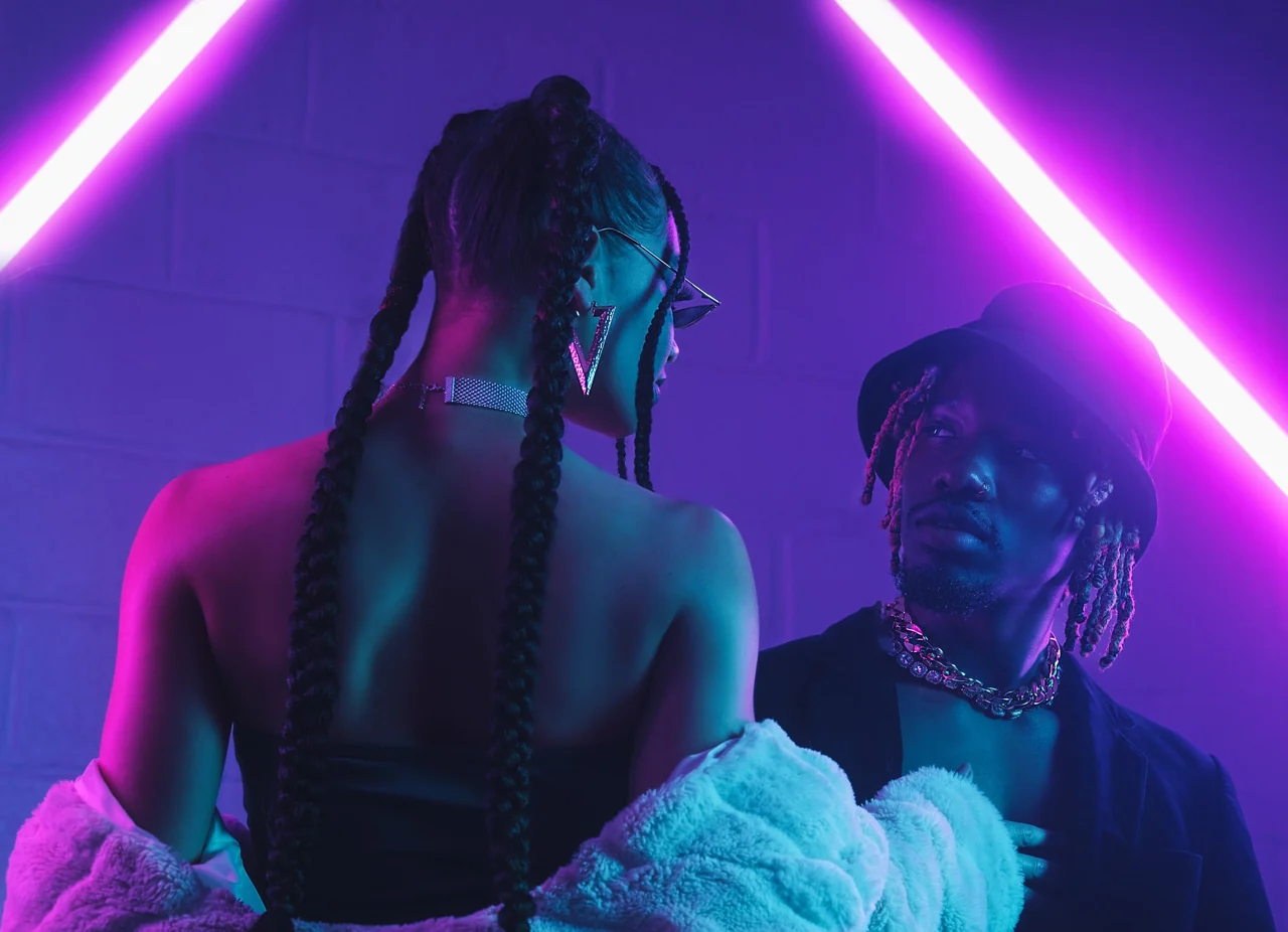 Portrait de mode sous des lumières violettes