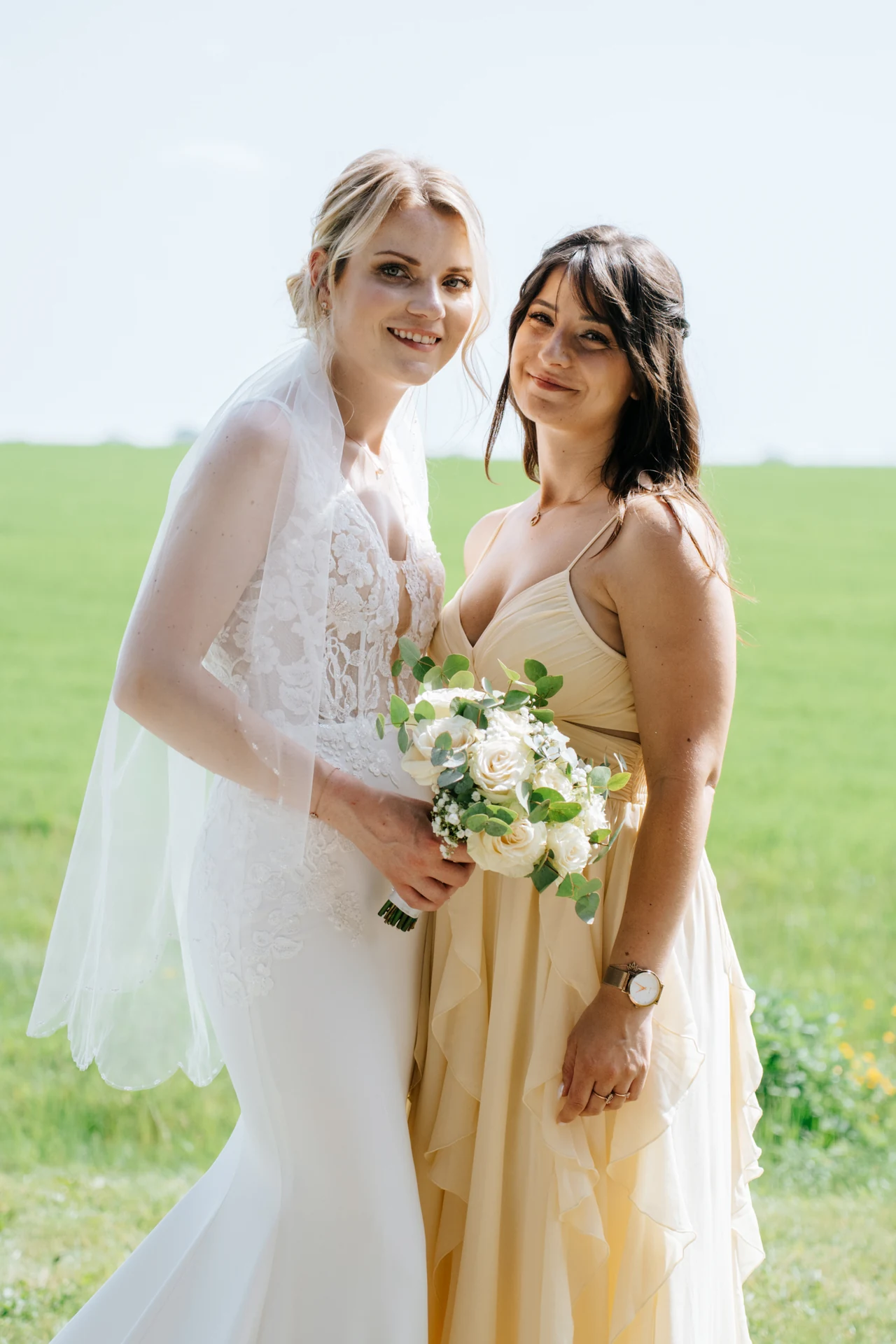 La mariée et une proche réunies autour du bouquet